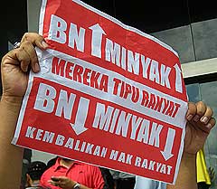 petrol price hike protest kg baru sogo 130608 18