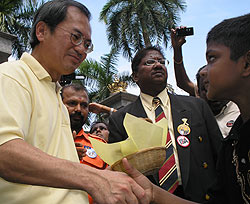palace teddy bear 140608 ronnie shake hands