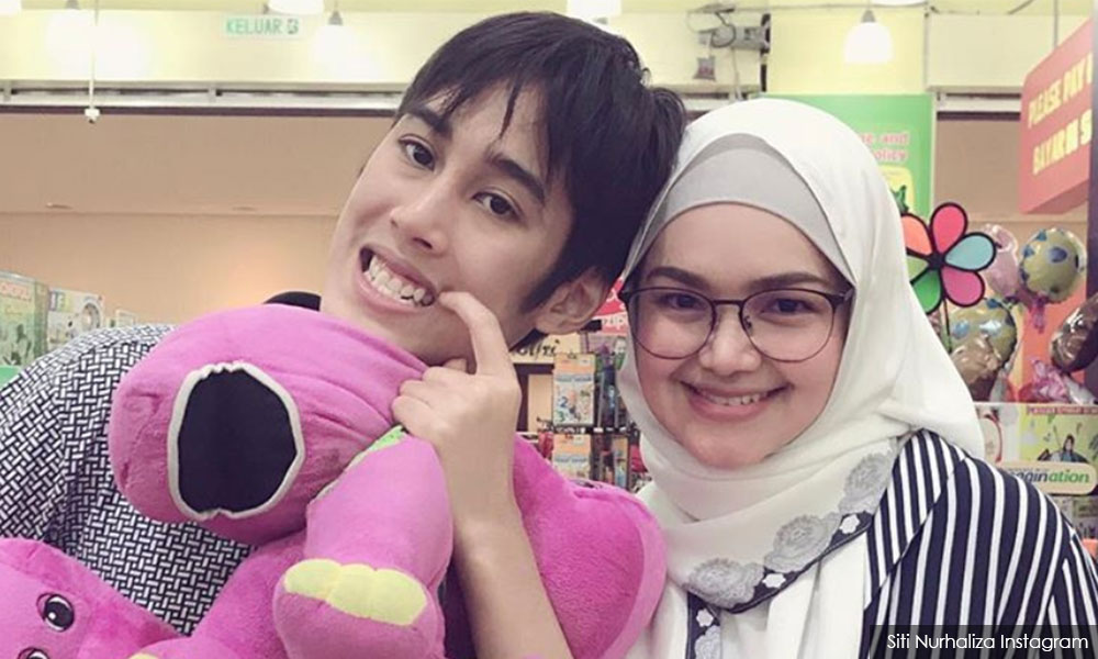 Dua Barney dari Siti ceriakan Adam