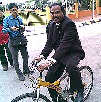 pkr mp bicycle ride to parliament 230608 05