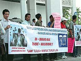 shah alam mosque protes petrol price hike 200608 01
