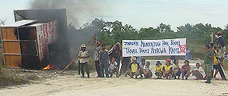 ncr land owners sarawak lundu burning of a pondok protest 230608 02
