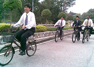 pkr mp bicycle ride to parliament 230608 01