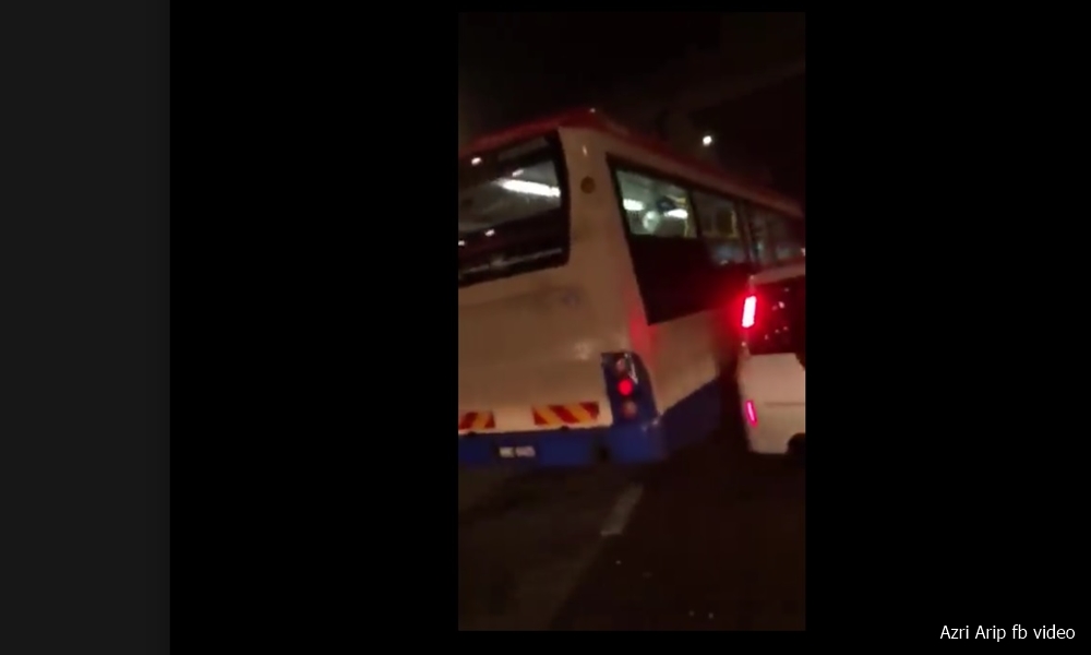 Rapid KL bus rams into vehicles along Jalan Ampang