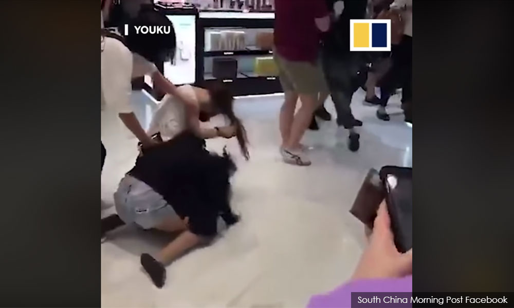 Dua wanita bergelut kerana mekap