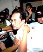 anwar ibrahim 1998 arrest police raid 300608 01