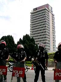 gobind singh deo and pakatan mp walkout of parliament 300608 04