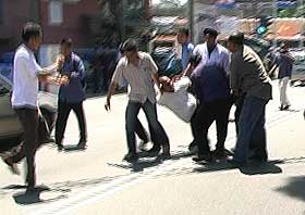 kg baru protes pkr members arrested by police 040708 01