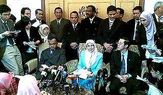 pakatan mps parliament walkout 300608 02