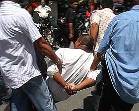 kg baru protes pkr members arrested by police 040708 02