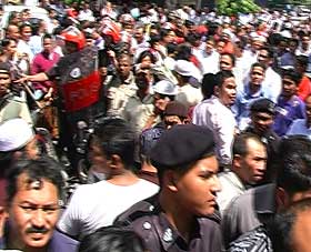 kg baru protes pkr members arrested by police 040708 03