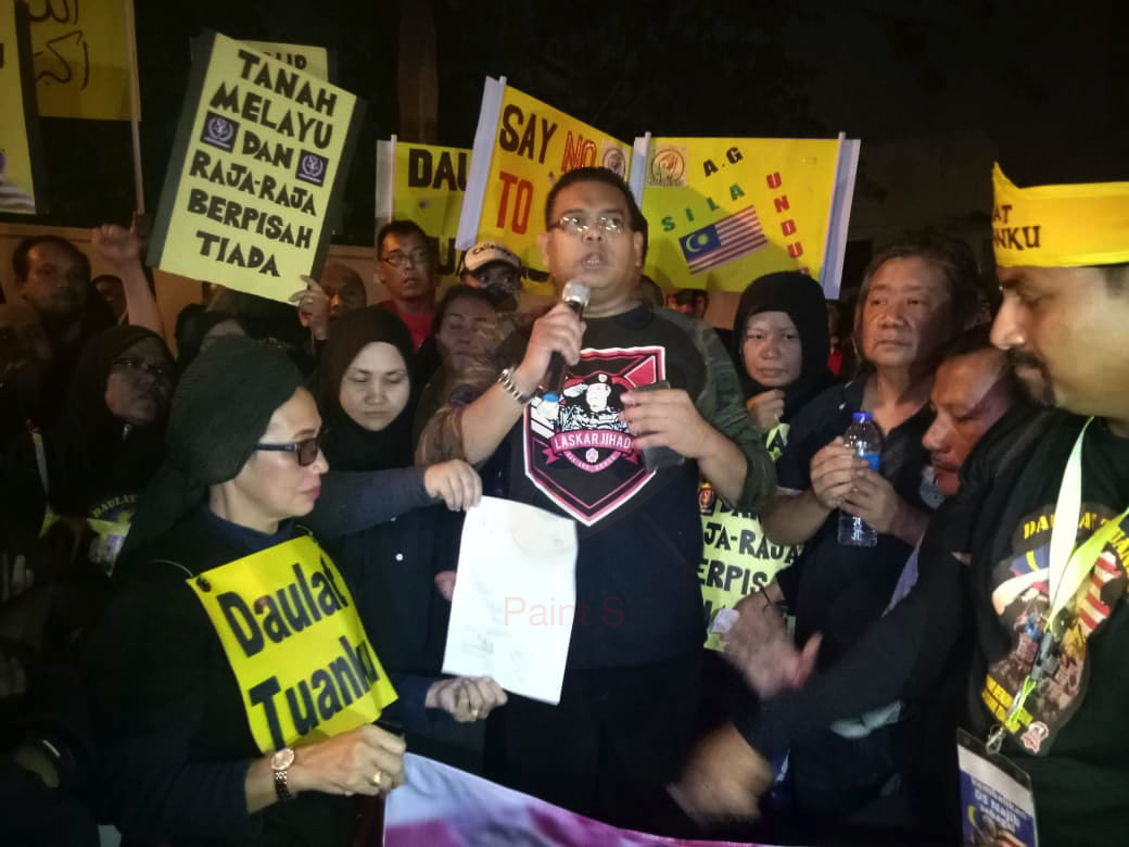 NGO pro-Umno gesa SPRM buka semula laporan pemimpin PKR ke atas Dr M