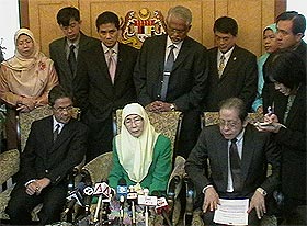 wan azizah and pakatan rakyat parliament motion of no confidence on pak lah 100708 01