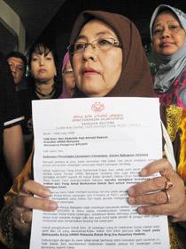 abdullah badawi penang met protest 050708 hajah marina puteh