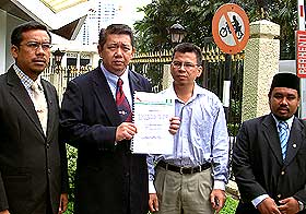 pas youth submit memo to agung 070708 salahuddin and representatives