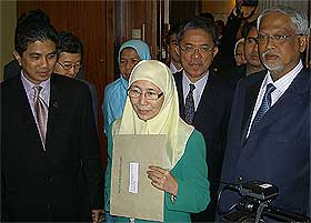 wan azizah and pakatan rakyat parliament motion of no confidence on pak lah 100708 07
