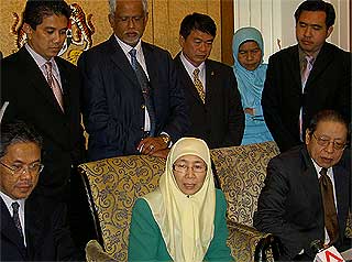 wan azizah and pakatan rakyat parliament motion of no confidence on pak lah 100708 05