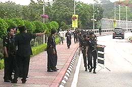 police blockade presence in parliament 070708 02