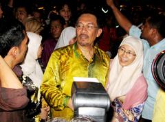 anwar ceramah at permatang pauh 050708 anwar in crowd