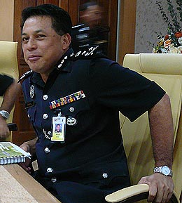 bakri zinin police cid chief p balasubramaniam pc 100708 04