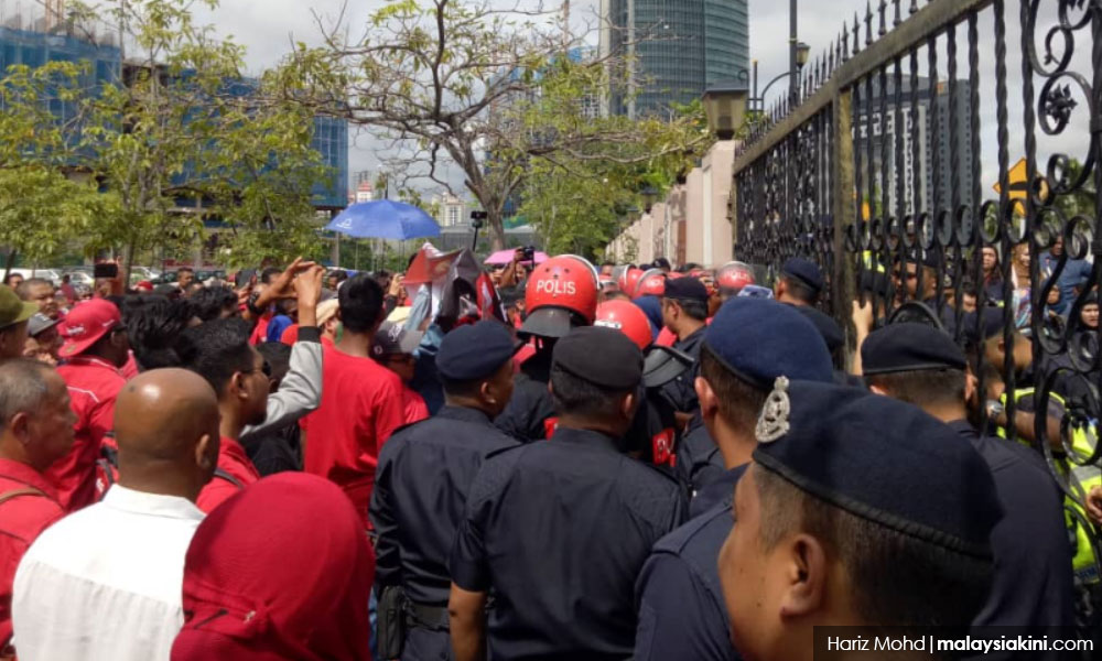Objek terbang ke arah polis di kompleks mahkamah