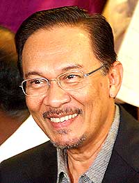 anwar ibrahim freed from police ipk detention pc 170708 03