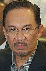 anwar ibrahim freed from police ipk detention pc 170708 06