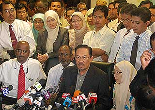 anwar ibrahim freed from police ipk detention pc 170708 05