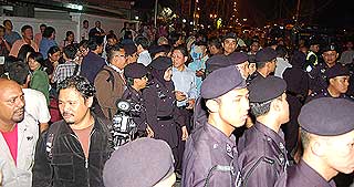 journalist beaten up at anwar shabery debate 150708 01