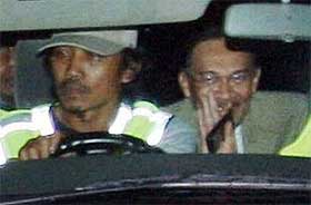 anwar ibrahim arrest 160708 25