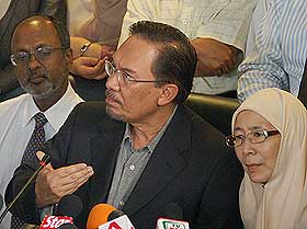 anwar ibrahim freed from police ipk detention pc 170708 04