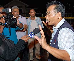 journalist beaten up at anwar shabery debate 150708 02