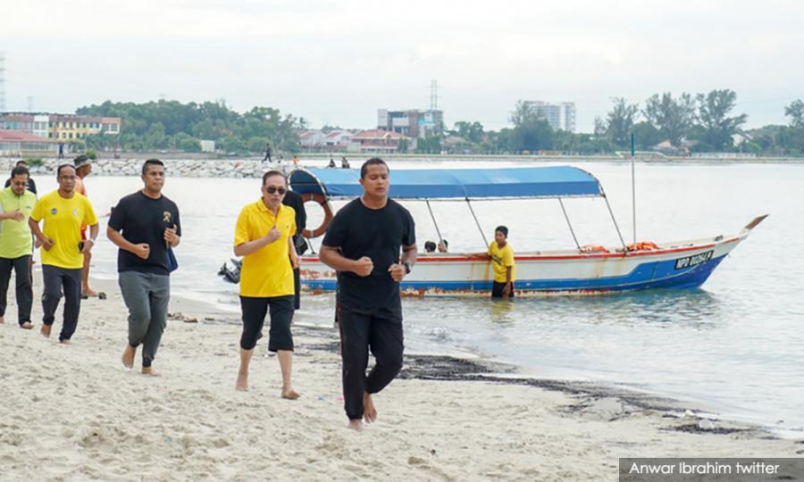 Malaysiakini Selebriti Tempatan Gotong Royong Bersihkan Pantai Port Dickson