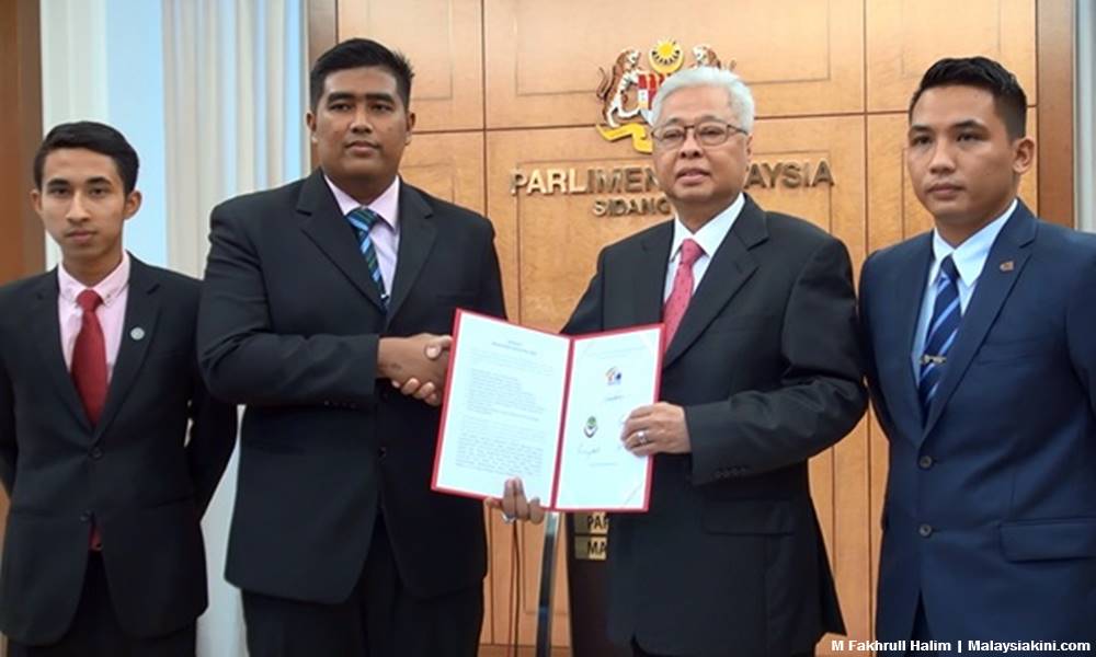 Kumpulan pelajar serah memo kritik belanjawan di parlimen
