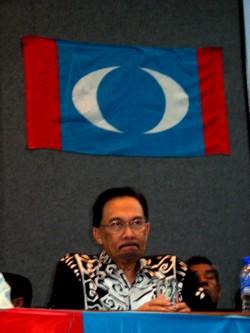 anwar ceramah in kulim 280708 stage.jpg