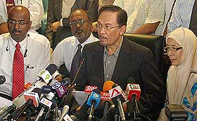 anwar ibrahim freed from police ipk detention pc 170708 12
