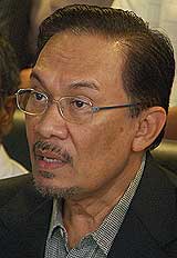 anwar ibrahim freed from police ipk detention pc 170708 09