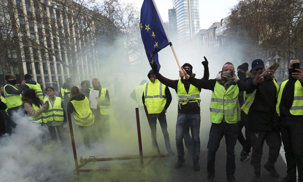 Police battle 'yellow vest' protesters on streets of Brussels