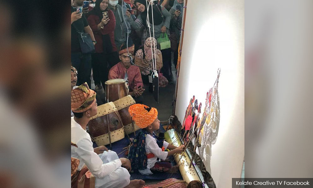 Pyu si cilik petah bermain wayang kulit