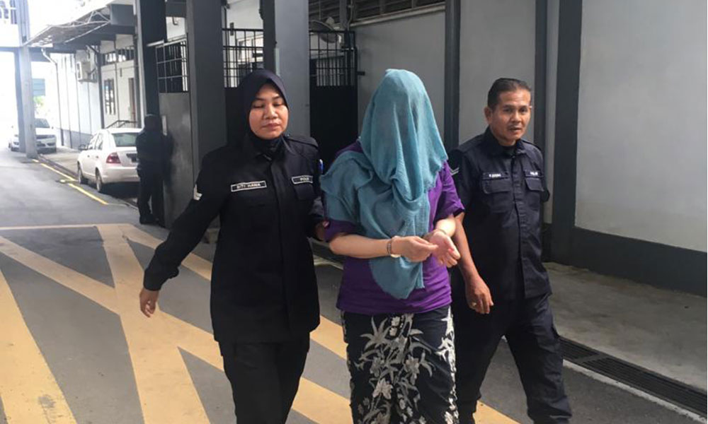 Wanita bogel di Wakaf Che Yeh dakwa dirasuk