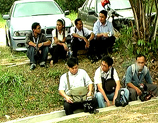 reporters journalist entrenched infront of anwar ibrahim house 050808 02