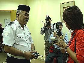 pusrawi security guard blocks media journalist fron hospital 040808 04