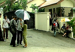 reporters journalist entrenched infront of anwar ibrahim house 050808 01