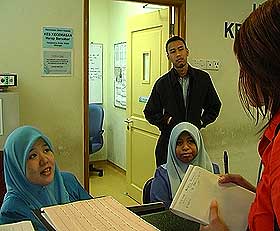 pusrawi security guard blocks media journalist fron hospital 040808 03