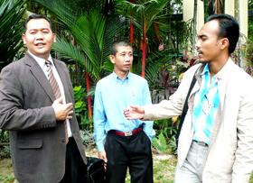 besih t-shirt seller called by police 050808 01