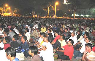 crowd of onlookers attending anwar ibrahim's ceramah in permatang pauh on sunday 030808