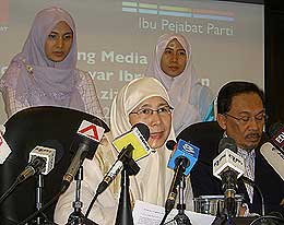 wan azizah resign permatang pauh by election for anwar 310708 02