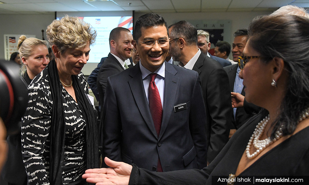Azmin nafi hubungan dengan Anwar terjejas