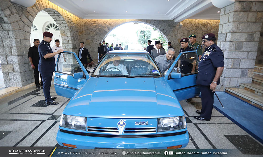 Malaysiakini Sultan Ibrahim Drives Dr M To Airport In Late Father S Proton Saga