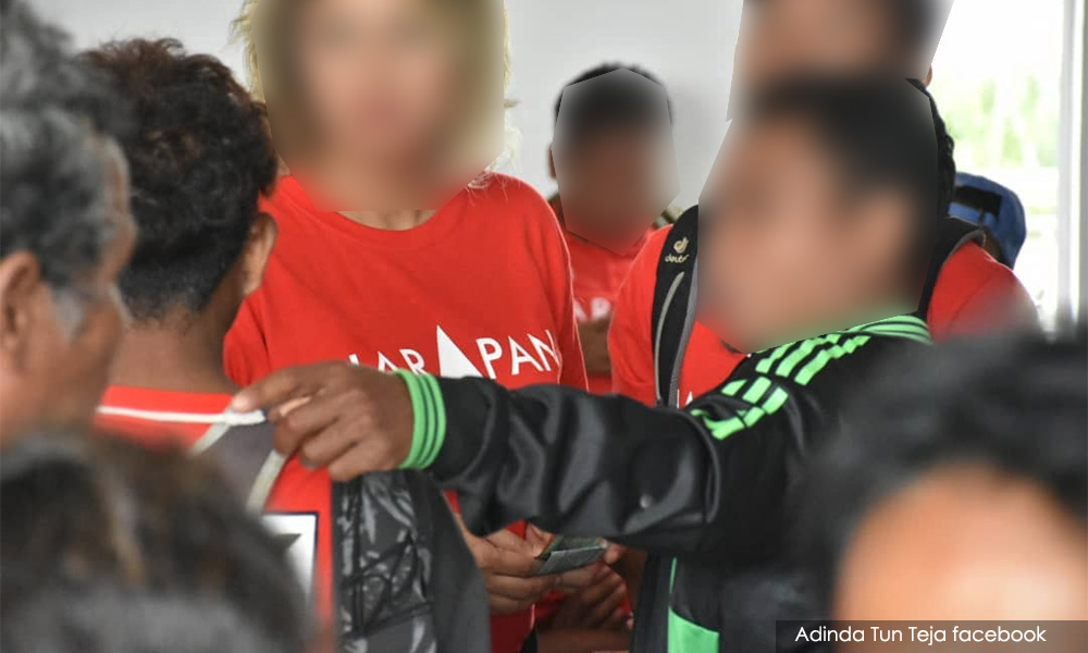 MIC wants cops to probe Manogaran over 'cash handout' images